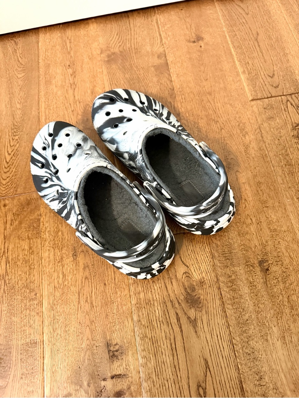 Fuzzy Sherpa crocs black and white marbled mens 6 women’s 8 - Picture 5 of 7